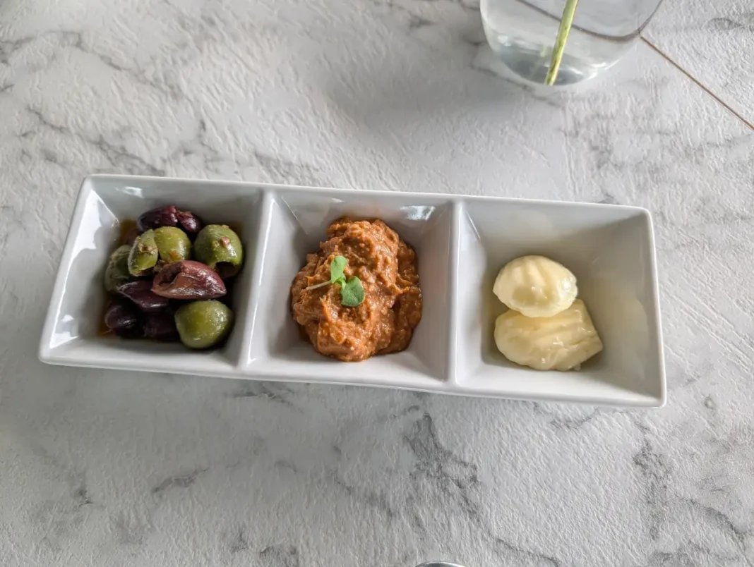 The Mix - Couvert com azeitonas, manteiga e pat&ecirc; de atum spicy