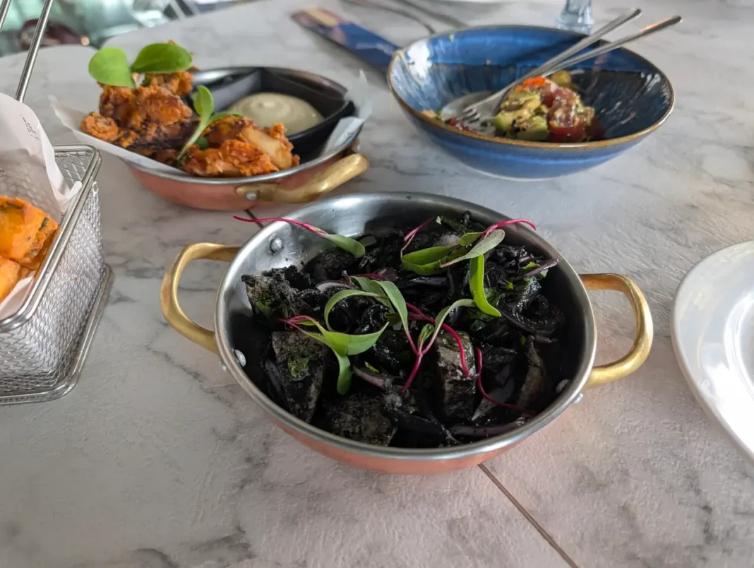 The Mix - Choquinhos grelhados com vinagreta de tinta e milho frito