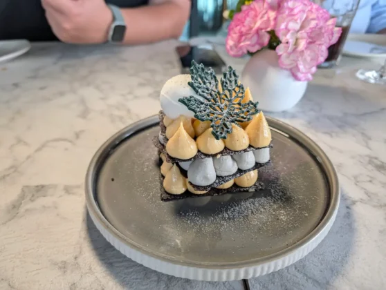 The Mix - Mil Folhas de Alga Nori cristalizada, creme de sésamo e gelado de limão mão de Buda