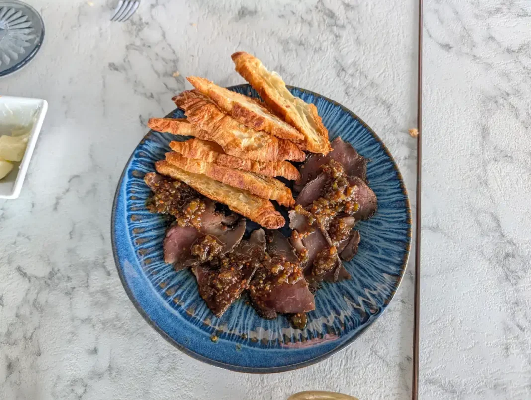 The Mix - Lombinho ib&eacute;rico curado com ervas finas, vinagreta de figo e croissant em tostas
