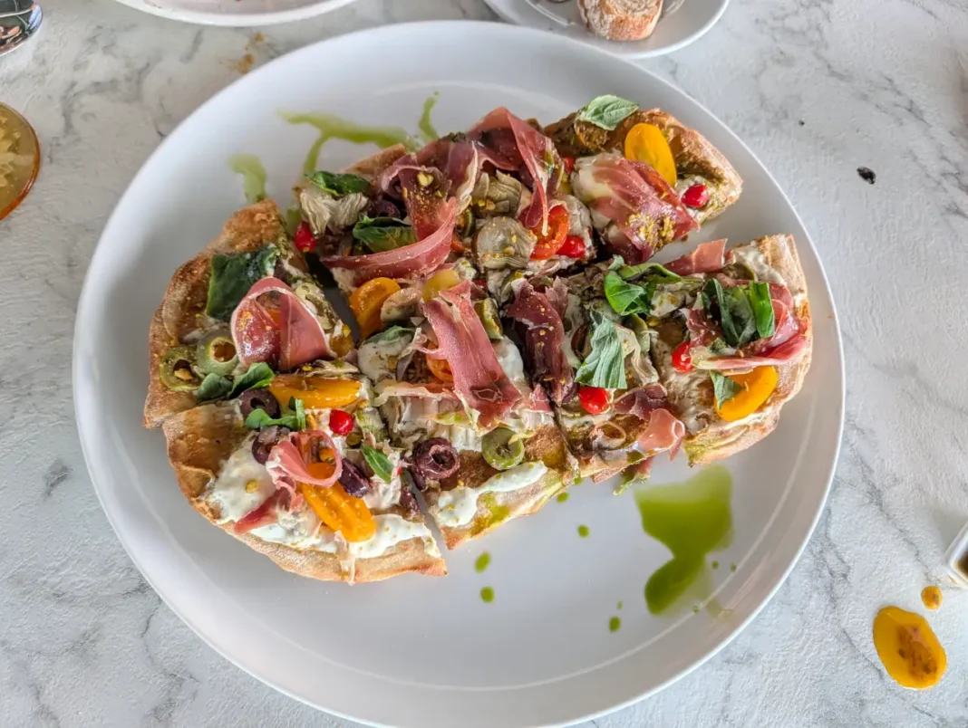 The Mix - P&atilde;o Cristal com tapenade de straciatella, pist&aacute;cio e presunto