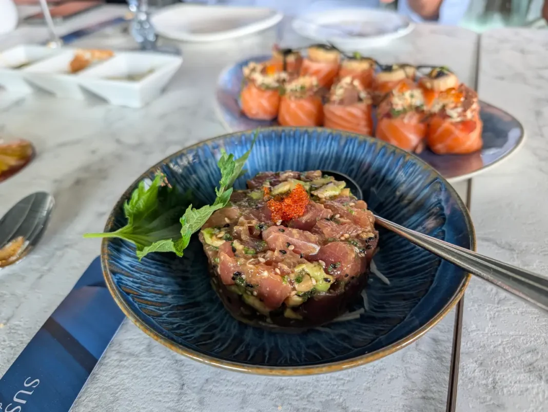 The Mix - Salada de atum com abacate, cebolinho, sementes, &oacute;leo de s&eacute;samo e ponzu