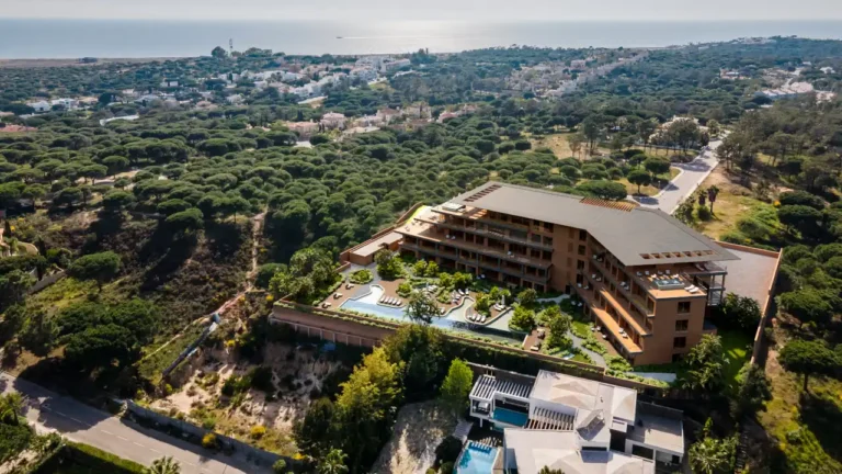 Dils e Quinta Properties concluem venda do empreendimento The Shore no Algarve