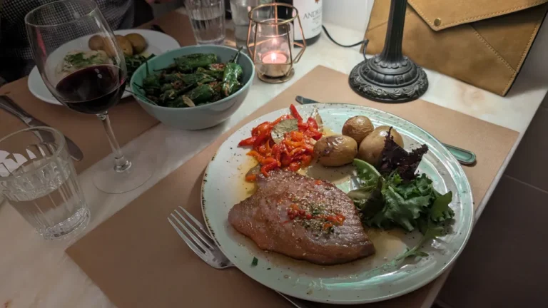 Na Velha Taberna, em Alfama, a boa gastronomia e a alma do fado são dois parceiros à mesma altura