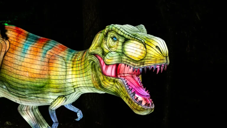 Zoo Santo Inácio traz de volta o espetáculo Luzes Selvagens com edição jurássica