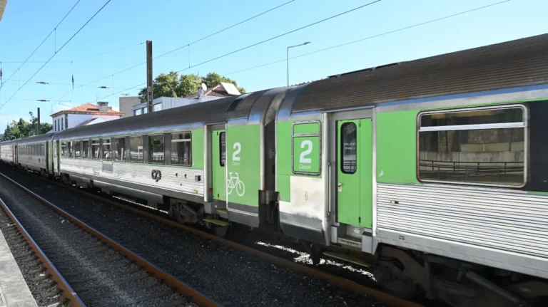 CP começa a retomar serviços, mas cortes continuam em várias linhas