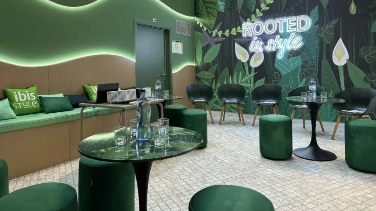 Materiais reciclados dão nova identidade à zona de pequeno-almoço do ibis Styles Marquês de Pombal