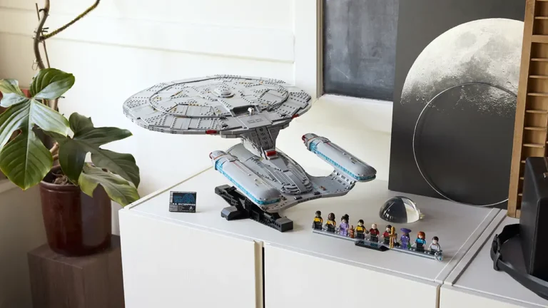 Parte à descoberta espacial com o set LEGO Icons Star Trek: U.S.S. Enterprise NCC-1701-D
