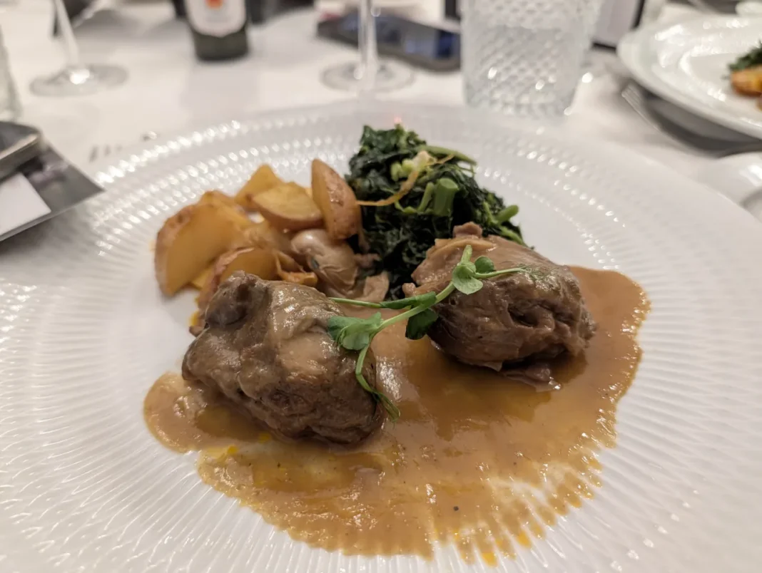 Bochechas de porco b&iacute;saro, batata salteada e grelos