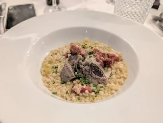 Cuscus de vinhas com carnes à moda da aldeia