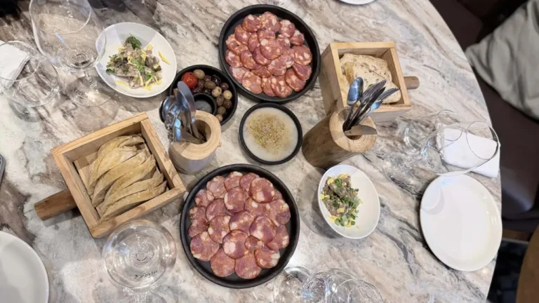 Degusta Lisboa é o novo guia gastronómico que une tascas, clássicos e novos espaços