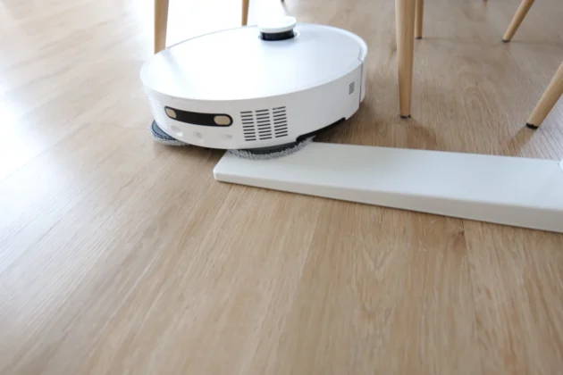 Dreame X50 Ultra Complete - preso nas pernas da secretária