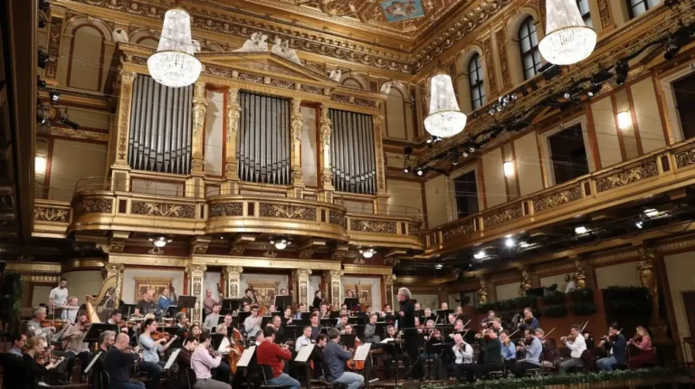 Clã, Concerto de Ano Novo de Viena e BBC Proms na passagem de ano na RTP