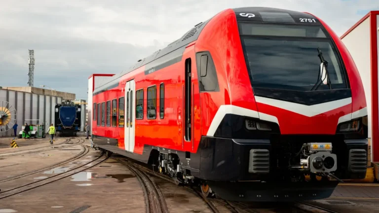 Primeiro de 22 novos comboios da CP chega a Portugal