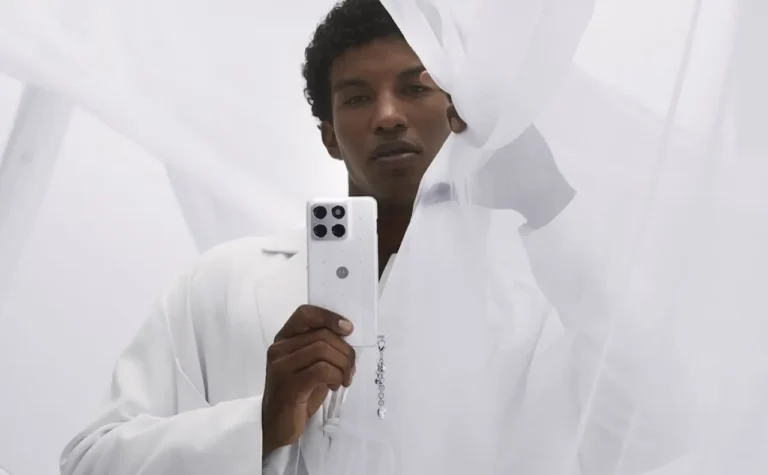 Motorola revela edição especial do Motorla edge 70 em tom claro e com cristais Swarovski