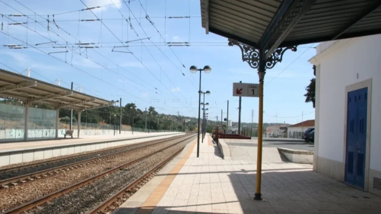 Nova Passagem Superior Pedonal em Tunes vai eliminar duas Passagens de Nível