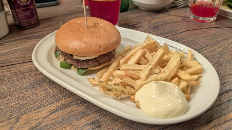 Hamburgueria do Bairro celebra 13º aniversário com novo hambúrguer Berrylicious e mais novidades na calha