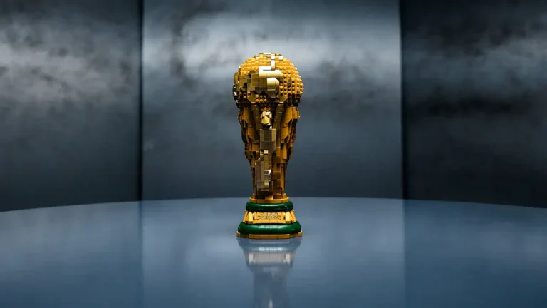 LEGO revela uma réplica em tamanho real do Troféu do Campeonato do Mundo FIFA 2026