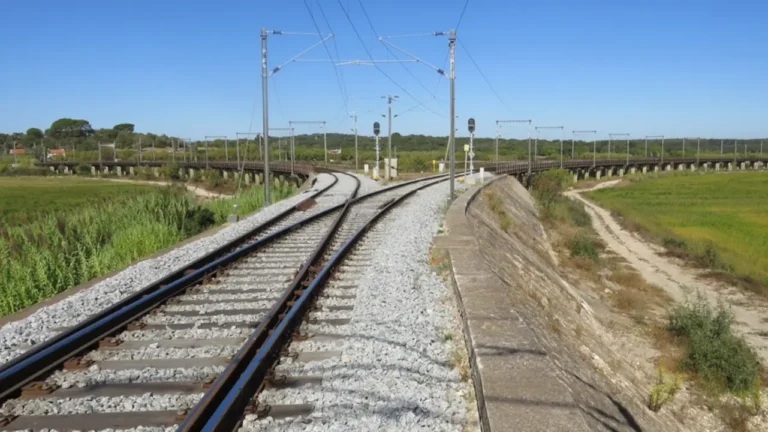 Linha de Vendas Novas inicia obras para permitir cruzamento de comboios de 750 metros