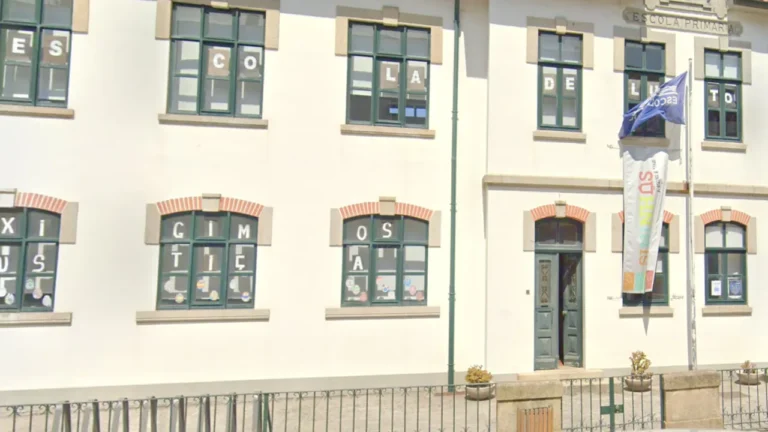 Obras na Escola dos Sininhos atrasam-se e devem terminar em julho