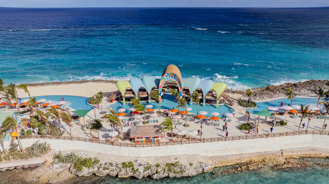 Royal Beach Club Paradise Island abre portas em Nassau e estreia novo conceito da Royal Caribbean 1 Royal Beach Club Paradise Island - Floating Flamingo