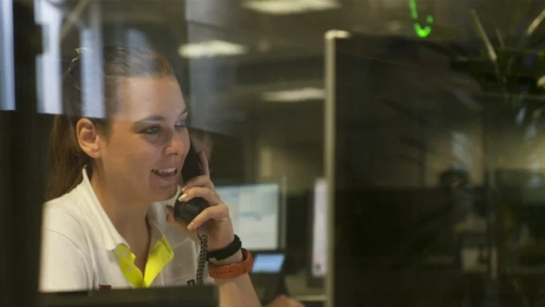 Pedidos de pizza e falta de saldo no telemóvel entopem linha do 112