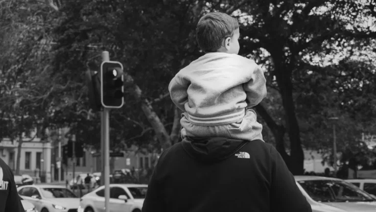 Parlamento aprova licença parental de seis meses com remuneração total