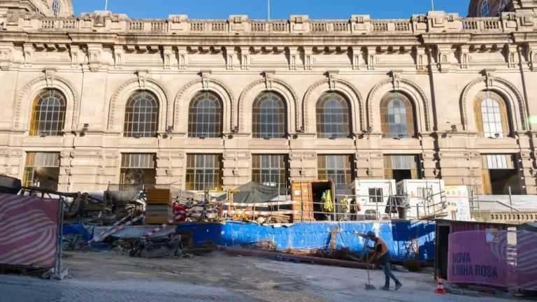 Obras da Linha Rosa do Metro do Porto condicionam trânsito na zona da Estação de São Bento