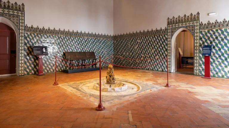 Conservação de azulejos históricos avança no Palácio Nacional de Sintra