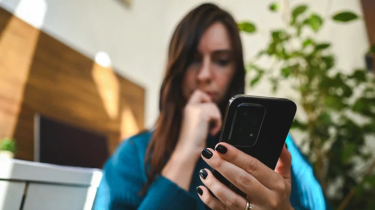 O silêncio digital: como a tecnologia revela um bloqueio telefónico sem o confirmar