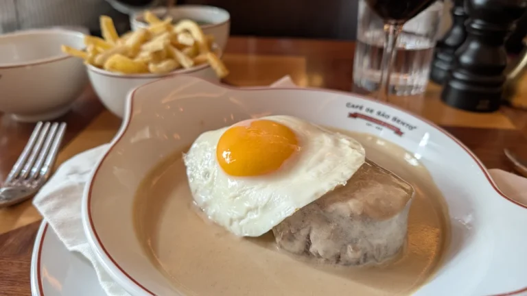 O renascimento do “Bristol Club”: como o Café de São Bento trouxe a tradição do bife para a baixa lisboeta