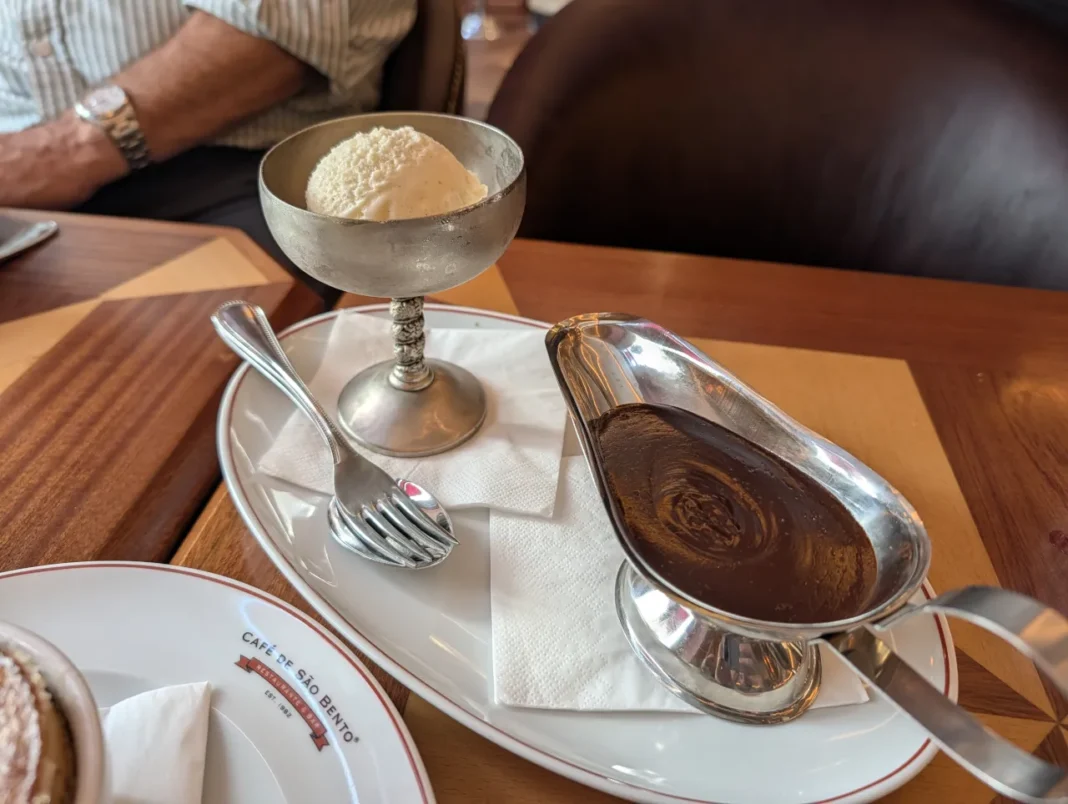 Caf&eacute; de S&atilde;o Bento - chocolate e gelado de baunilha