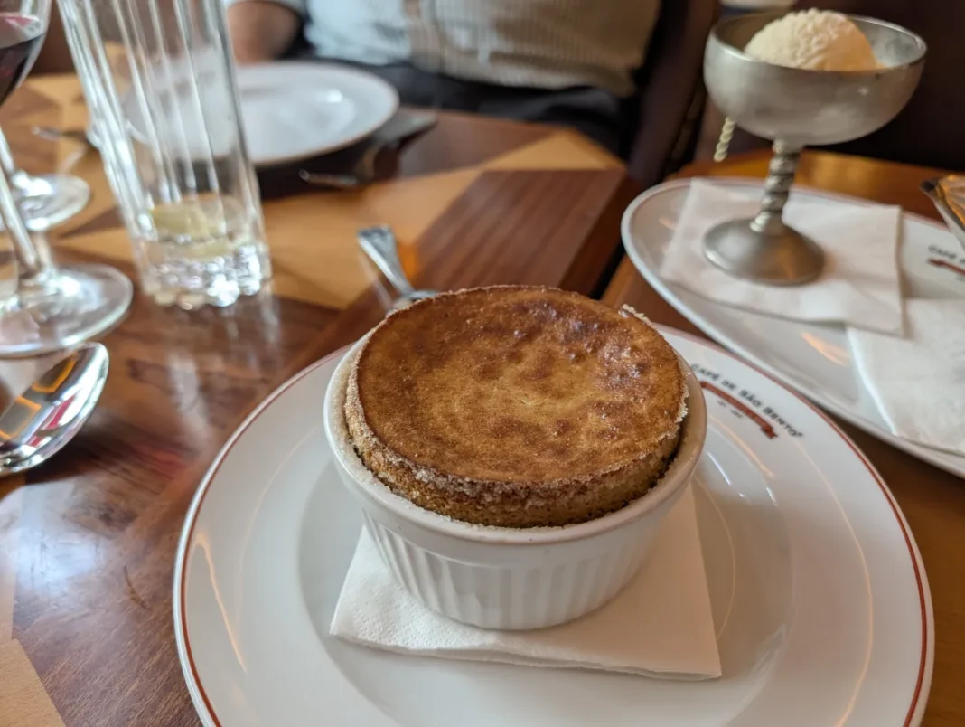 Caf&eacute; de S&atilde;o Bento - Souffl&eacute; de avel&atilde; com gelado de baunilha