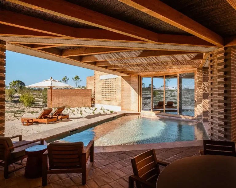 Incêndio destrói parte do hotel Na Praia em Troia e adia inauguração do resort da herdeira da Zara