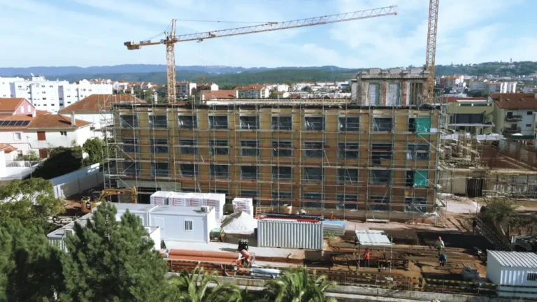 Construção em madeira dá nova vida ao antigo ISCAC na futura Residência Luís de Camões