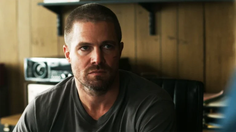 Stephen Amell vai vestir os calções vermelhos como Hobie Buchannon no novo Baywatch