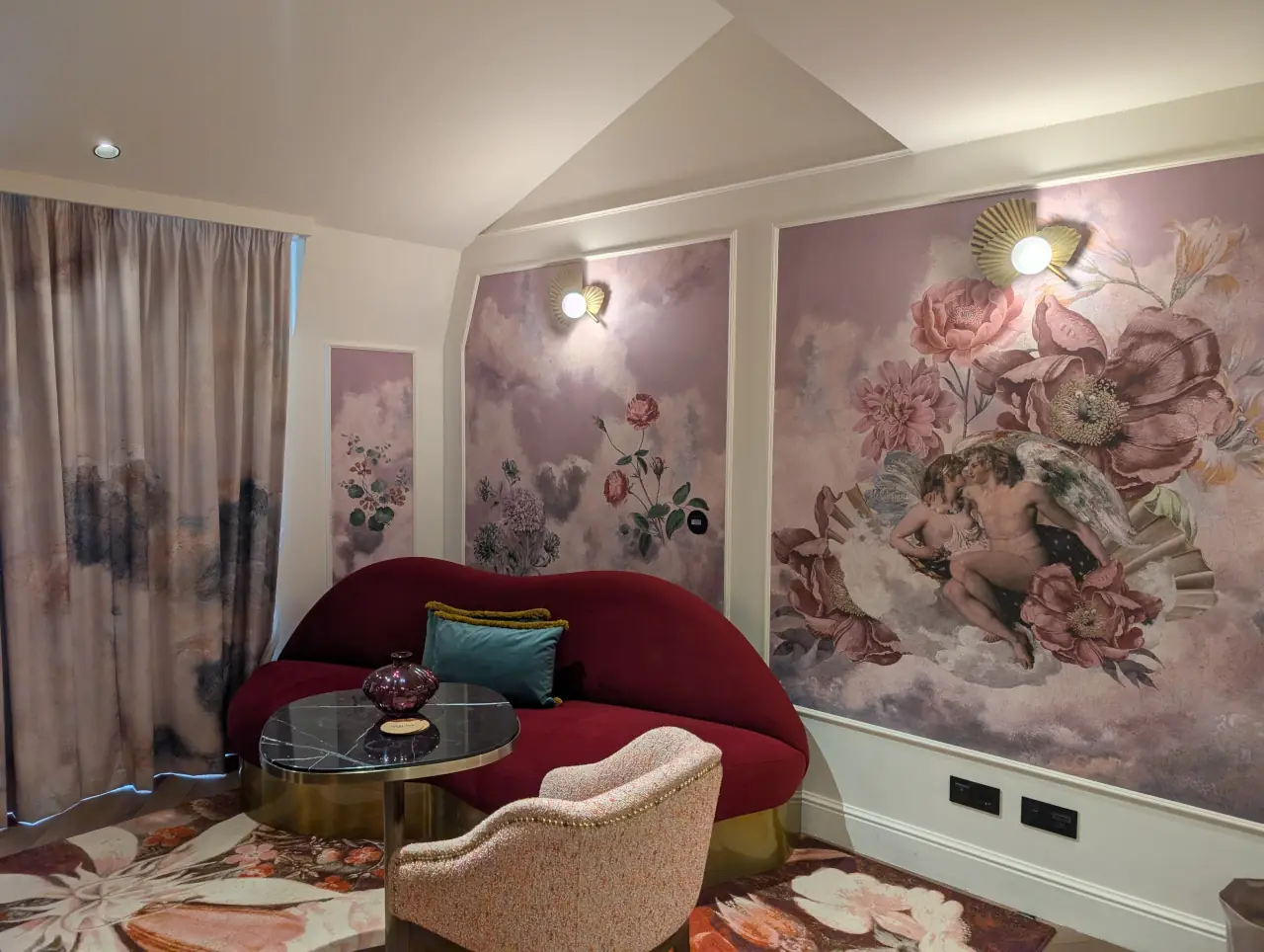 Upon Angels: Uma escolha luxuosa e atrevida para o Dia dos Namorados 13 Upon Angels