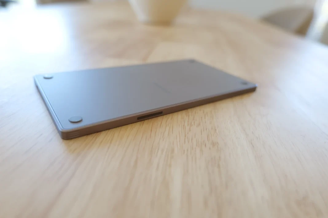 reMarkable Paper Pro Move - vista lateral