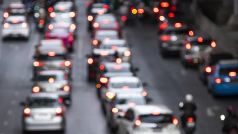 Até 102 horas perdidas no trânsito em Portugal: Bolt lança simulador para mostrar o peso de ter carro na cidade