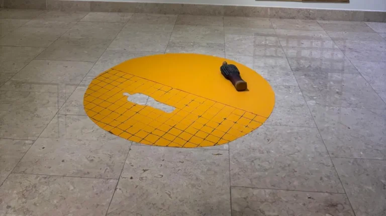 Exposição de Guilhermo Hitos no Áurea Museum explora memória e identidade através da matéria