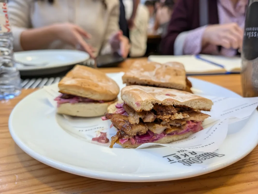 Henrique S&aacute; Pessoa - Time Out Market - Bifana de Secretos de Porco Preto & Molho da casa