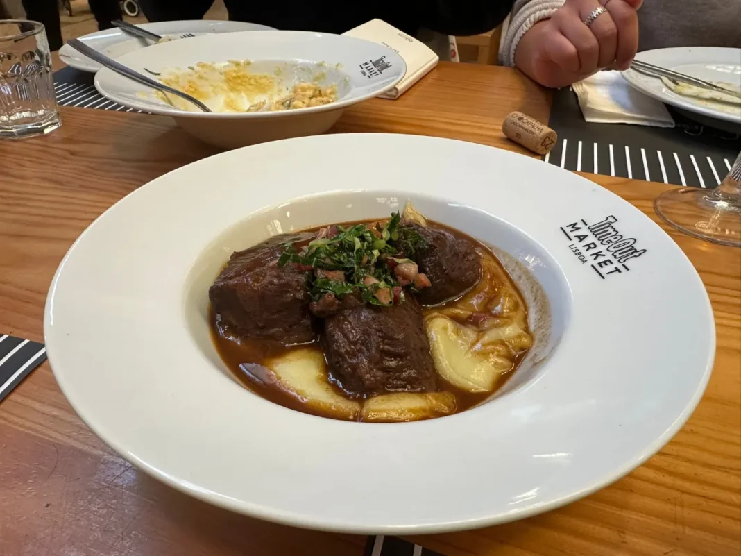 Henrique S&aacute; Pessoa - Time Out Market - Bochecas de Vitela com pur&eacute; de batata, couve & bacon