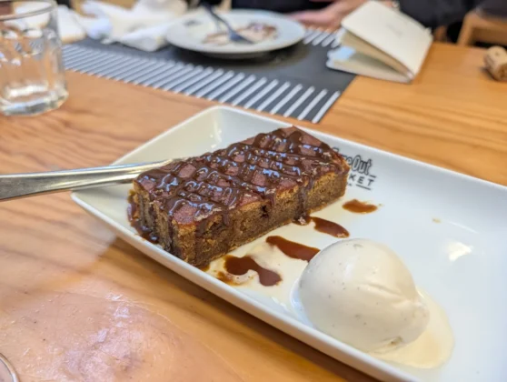 Henrique S&aacute; Pessoa - Time Out Market - Bolo de Banana e Caramelo com gelado de baunilha