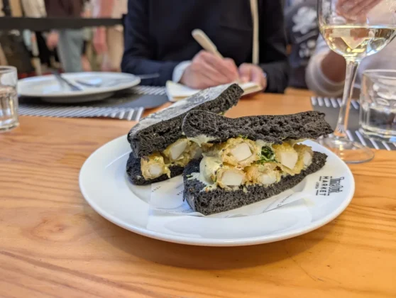 Henrique S&aacute; Pessoa - Time Out Market - Choco Frito em Bolo do Caco & Maionese de Coentros