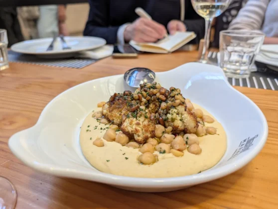 Henrique S&aacute; Pessoa - Time Out Market - Couve-flor assada com hummus, pinh&atilde;o tostado & chilli