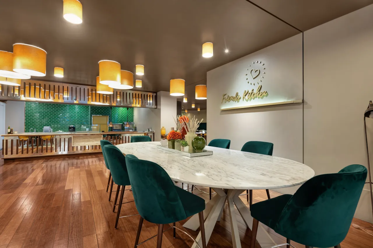 Holiday Inn Porto Gaia propõe programa de Páscoa em família com buffet gastronómico e atividades para crianças 1 Holiday Inn Porto Gaia - Restaurante Mármore