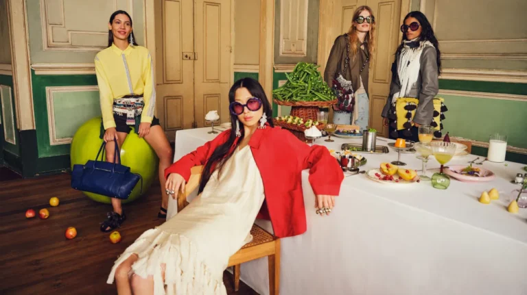 A nova campanha da Parfois transforma uma mesa de sobremesas em cenário de moda