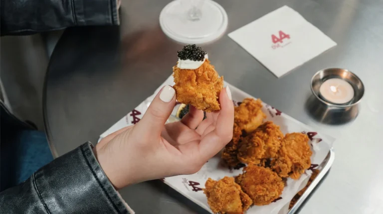 The 44: o novo cocktail bar “escondido” na Street dos Anjos serve frango crocante com caviar