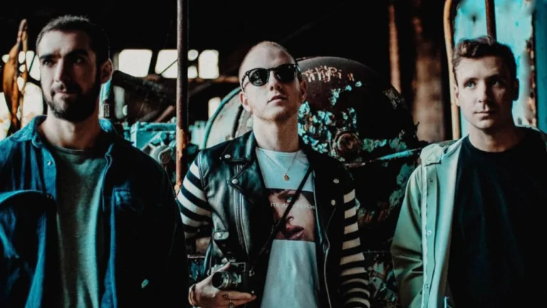 Two Door Cinema Club celebram 15 anos de Tourist History com dois concertos em Portugal