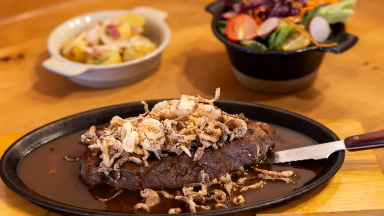 Vila Vita Biergarten celebra gastronomia austríaca com menu temático